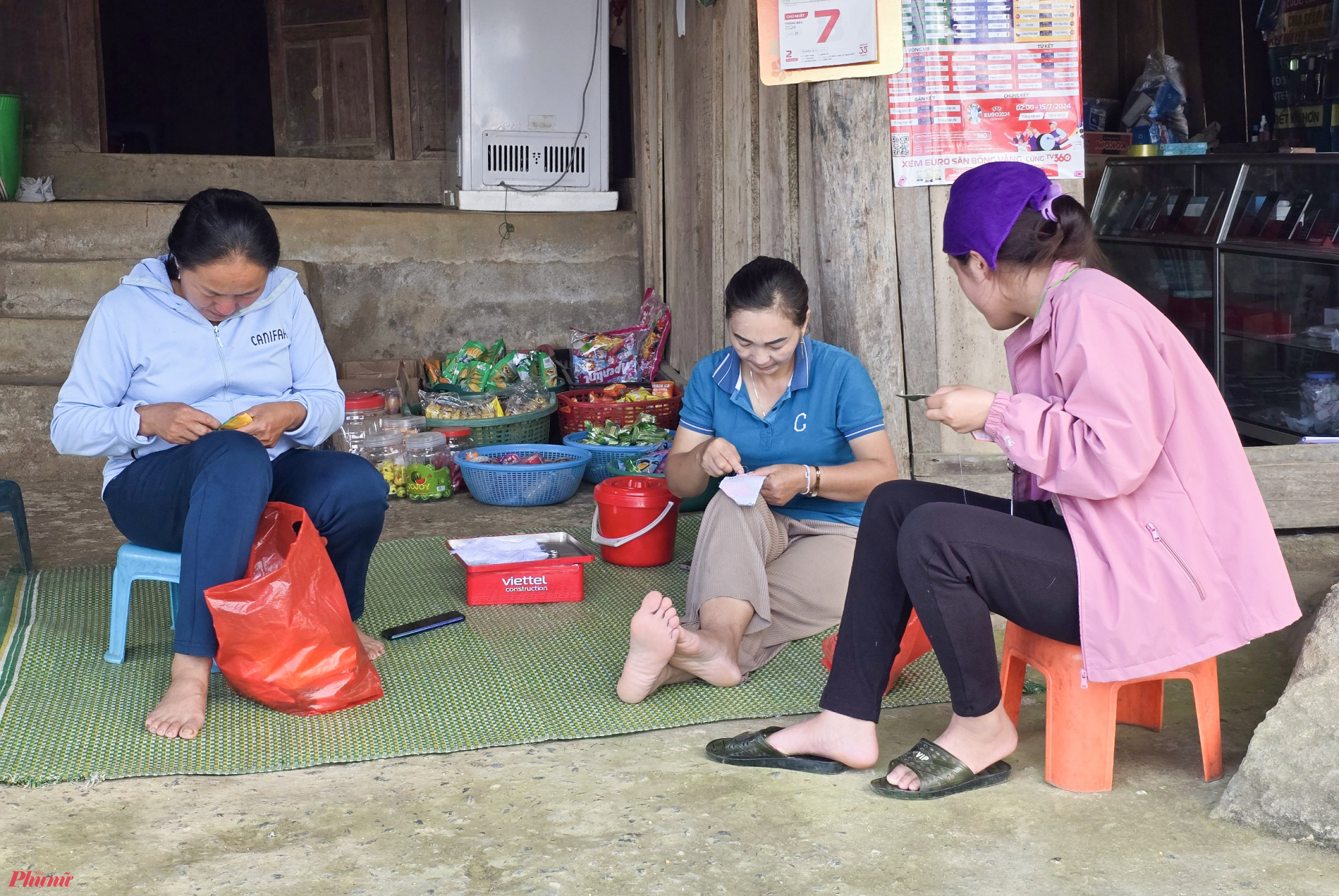 Xã Na Ngoi có hơn 90% dân số là đồng bào người Mông, sống rải rác dưới chân núi Puxailaileng. Nơi đây vẫn còn giữ được nét hoang sơ của thiên nhiên, quanh năm mây mù bao phủ. 