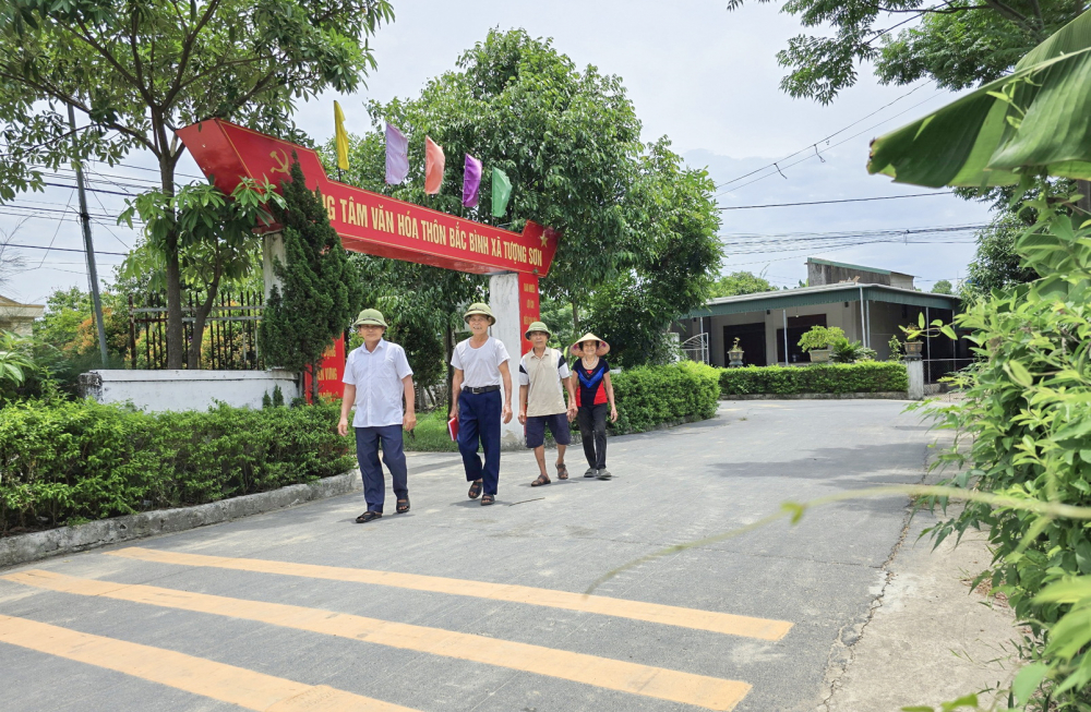 Tổ hòa giải thôn Bắc Bình (xã Tượng Sơn, huyện Thạch Hà, tỉnh Hà Tĩnh) đến nhà người dân để tìm hiểu vấn đề khi có xung đột