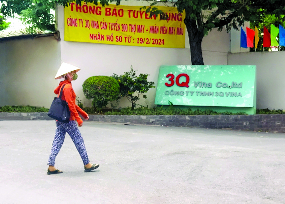 Công ty TNHH 3Q Vina (phường 16, quận 8, TPHCM) treo thông báo tuyển dụng 200 nhân công từ tháng 2/2024 cho đến nay ẢNH: SƠN VINH