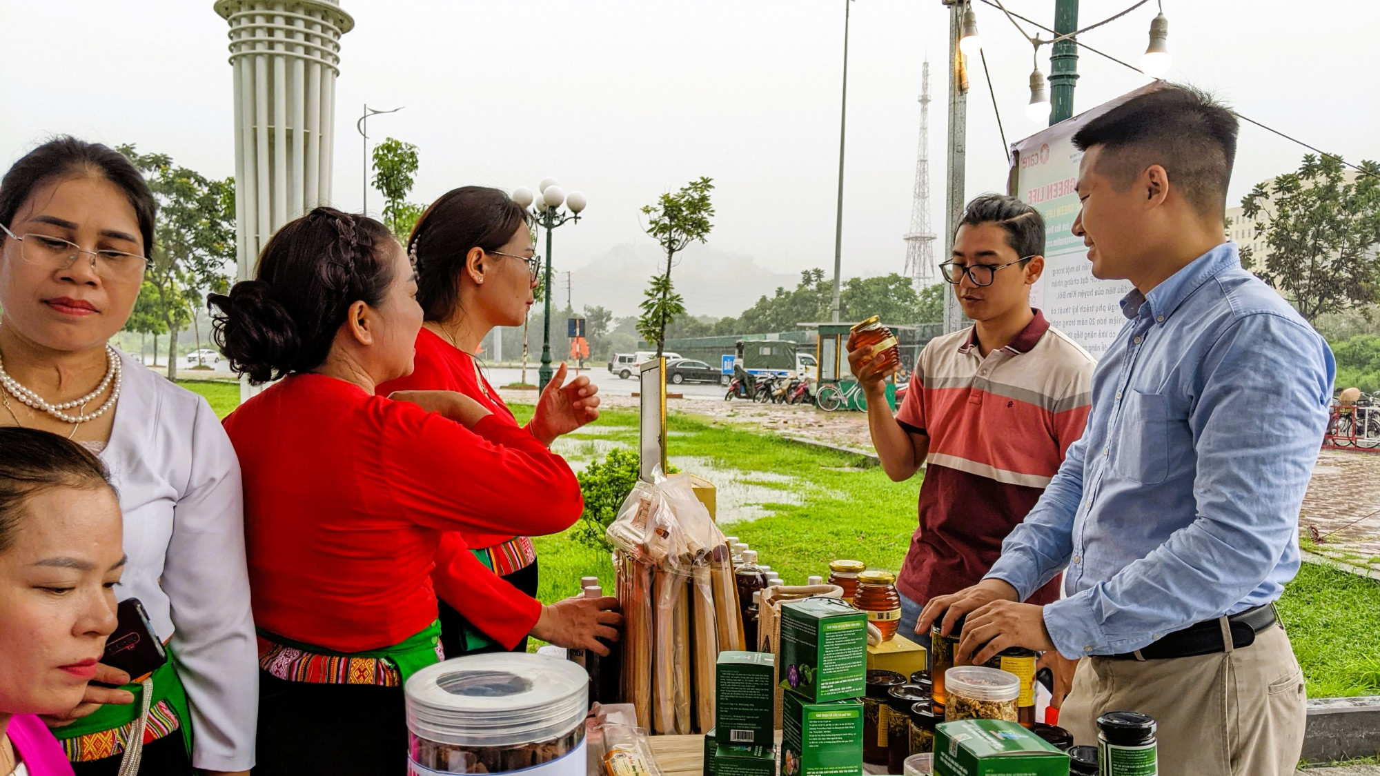 Đại diện 2 doanh nghiệp (bìa phải) tìm hiểu sản phẩm nông nghiệp của huyện Kim Bôi