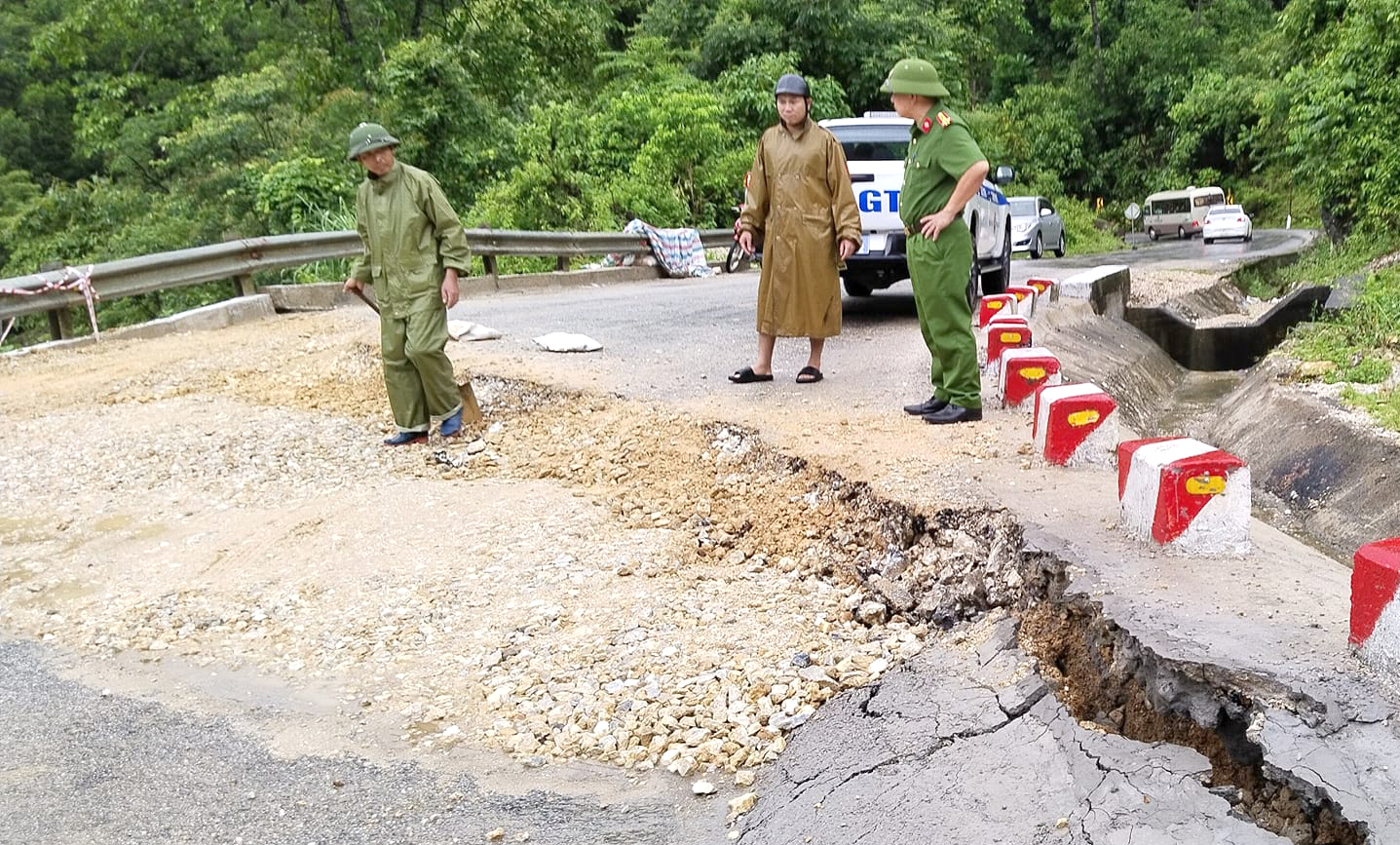 Lực lượng chức năng vá tạm mặt đường bị đứt gãy - Ảnh: Khánh Trung