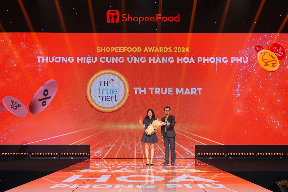 Đại diện Tập đoàn TH nhận giải thưởng Thương hiệu cung ứng hàng hóa phong phú tại Hội nghị tôn vinh nhà hàng và đối tác 2024 của ShopeeFood - Ảnh: TH