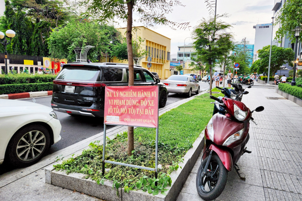 Ô tô, xe máy đậu tràn lan ở mép đường, trên vỉa hè đường Nguyễn Trường Tộ, quận 4