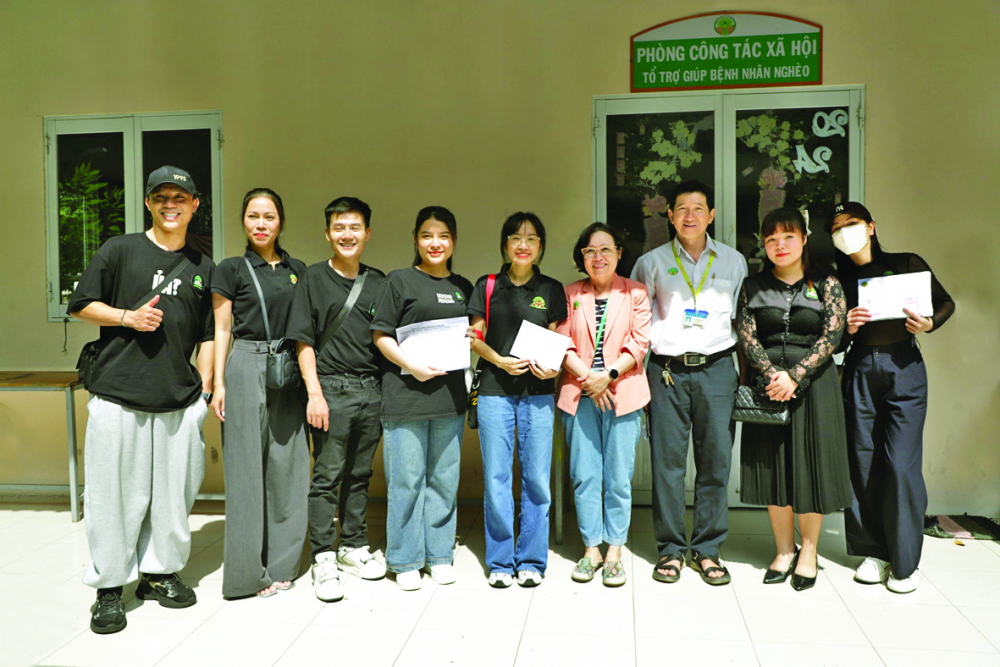 Nhóm Hát để sẻ chia đến đóng viện phí cho bệnh nhân khó khăn tại Bệnh viện Nhi Đồng 2, TPHCM