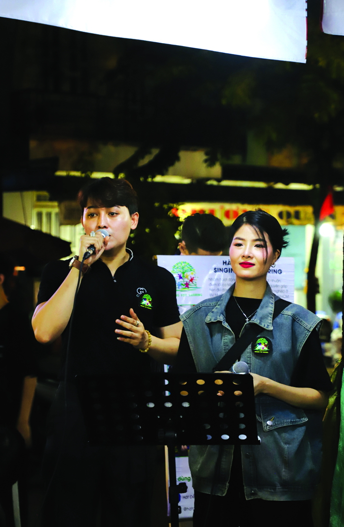 Ca sĩ Duy Zuno và Phan Ý Nhi biểu diễn vào tối 6/7 tại phố ẩm thực Vĩnh Khánh (quận 4, TPHCM)