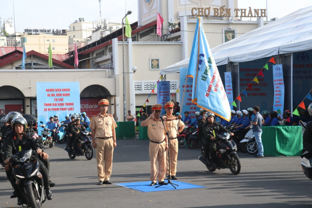 Thượng tá Trần Trung Hiếu, Trưởng Phòng CSGT (PC08), Công an TPHCM phất cờ ra quân cho các lực lượng.