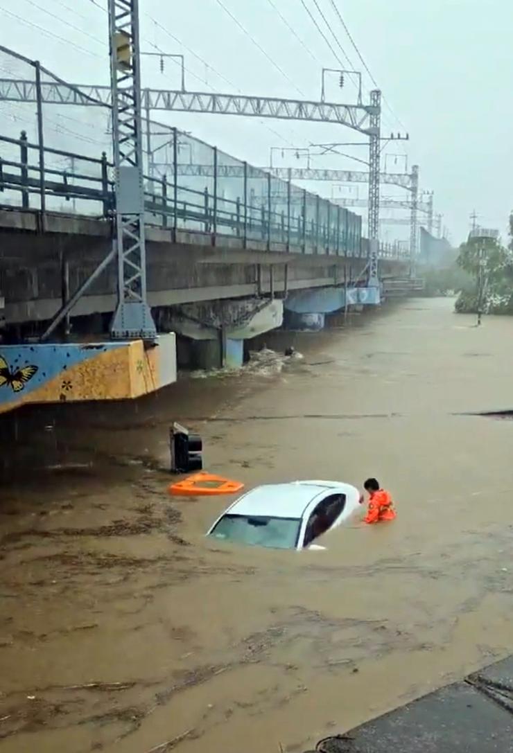 Ngoài ra, theo Bộ Giáo dục, một trường tiểu học ở tỉnh Gyeonggi đã tạm thời đóng cửa vì lo ngại về an toàn, trong khi ba trường trung học cơ sở và sáu trường trung học phổ thông đã tổ chức các lớp học ngắn hơn. Tám trường khác ở Incheon và 14 trường ở tỉnh Gyeonggi cũng đã điều chỉnh giờ học của mình.