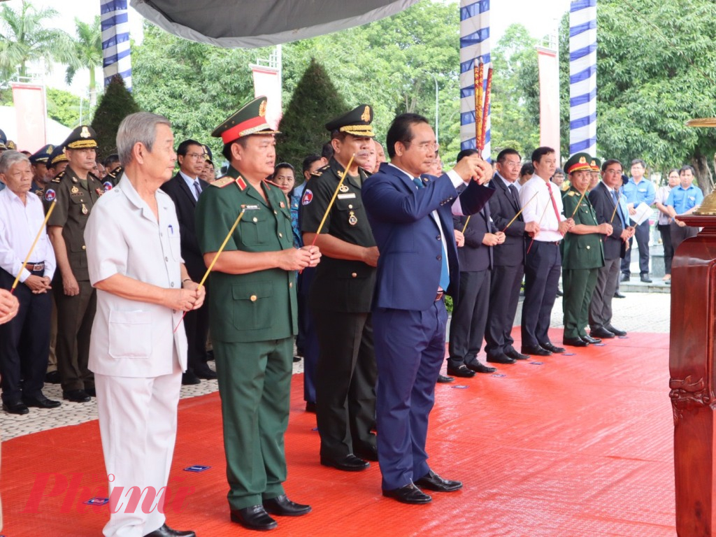 Bí thư Tỉnh ủy Nguyễn Văn Được và đại diện lãnh đạo Quân khu 7, cùng lãnh đạo các tỉnh Svay-Rieng, Battampang, Pailin - Vương quốc Campuchia