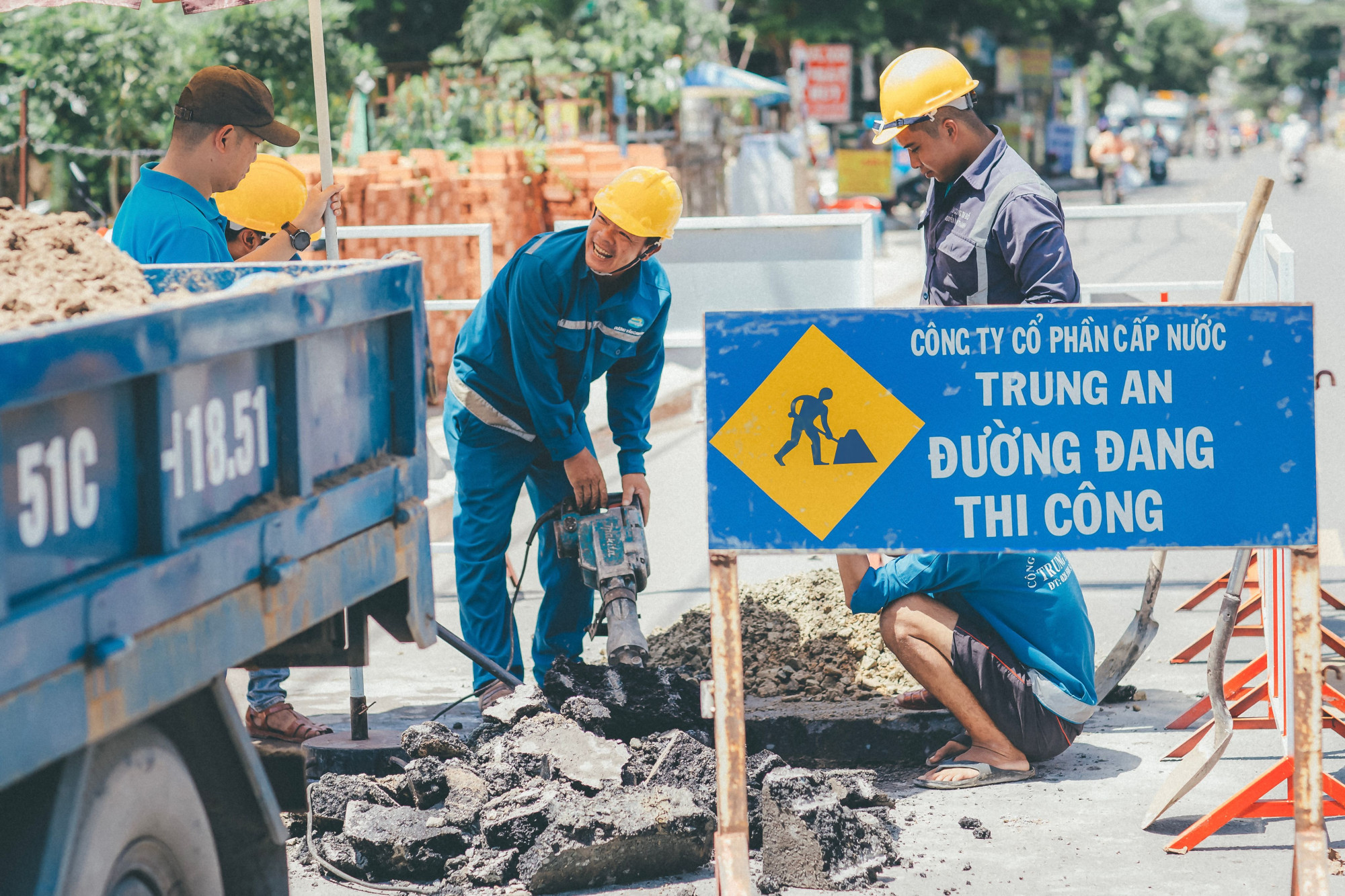 Công nhân của Công ty Cổ phần Cấp nước Trung An đang miệt mài làm việc để đảm bảo nguồn nước cung cấp đến cho người dân Quận 12, Gò Vấp và huyện Hóc Môn… thường xuyên, liên tục - ẢNH: NGUYỄN THANH TÂM.