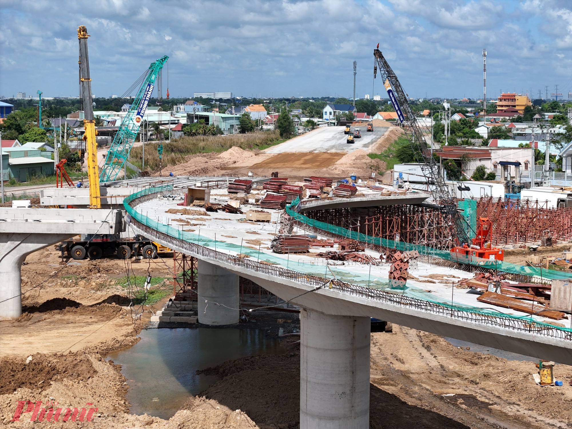 Một góc cầu vượt tại nút giao giữa 3 tuyến giao thông Vành đai 3, Bến Lức Long Thành và TP HCM - Trung Lương.