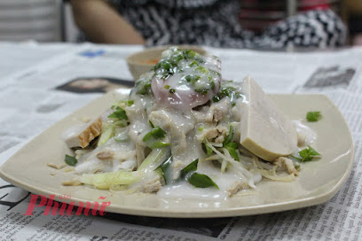 Bánh tằm bì là món ăn có sự kết hợp thú vị giữa hai vị mặn ngọt - nước mắm chua ngọt và nước cốt dừa khi phục vụ thực khách. Khi ăn, thực khách sẽ lần lượt chan hai chén nước dùng kèm này lên đĩa, trộn đều để thưởng thức. 