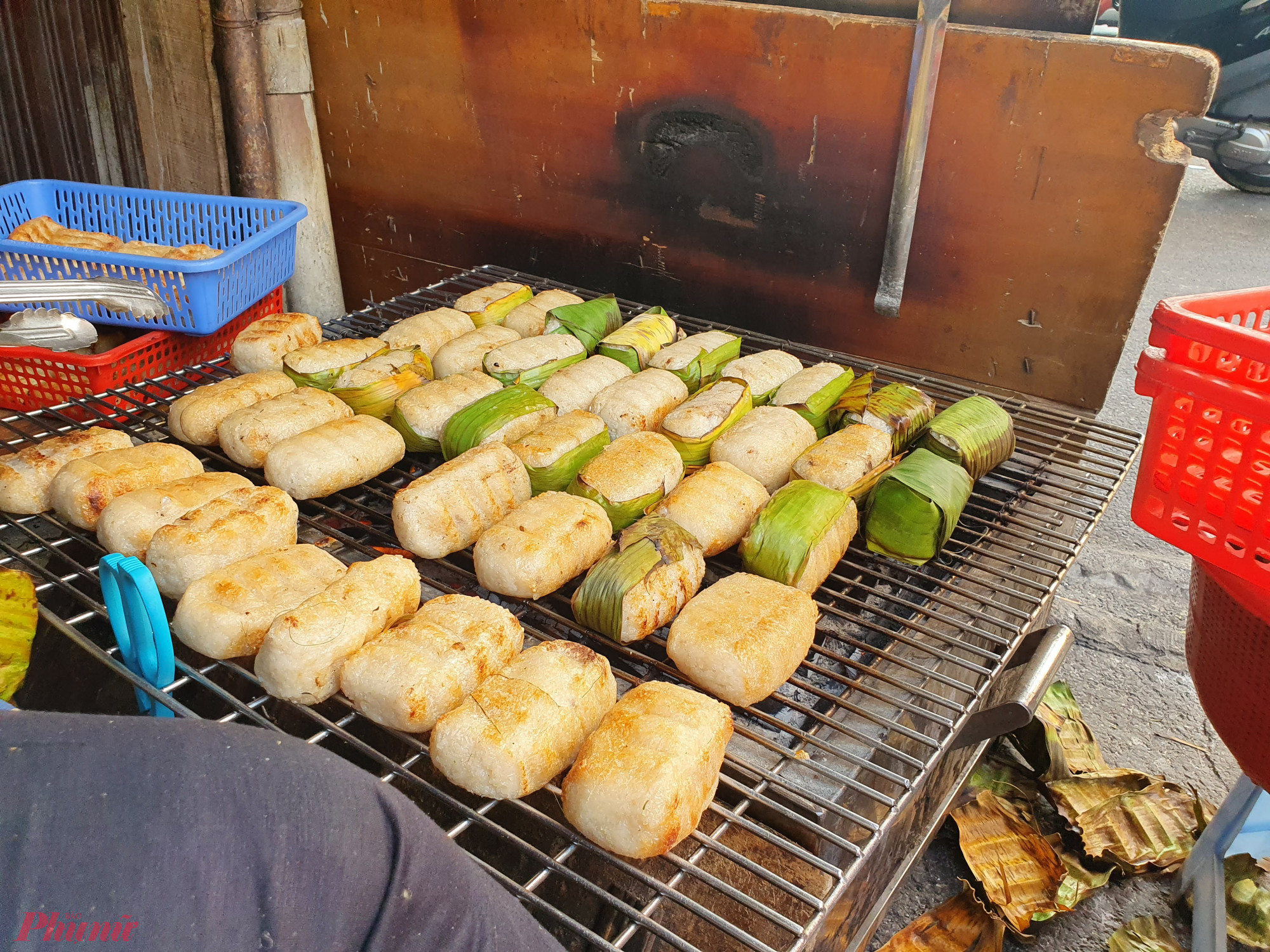 Chuối nếp nướng từng xuất hiện trong danh sách những món tráng miệng ngon nhất thế giới trên chương trình Culinary Journeys thuộc Đài CNN. Món ăn có ba thành phần chính là chuối sứ/xiêm vừa chín tới, nếp trộn kèm sợi dừa bào, ép mỏng và bao quanh chuối, nướng chín. Chuối nếp nước ăn kèm nước cốt dừa cùng một ít mè rang. Món ăn có vị ngọt của chuối, béo thơm của phần nếp nướng, béo ngọt của nước cốt dừa. Một phần chuối nếp nướng có giá khoảng 20.000 đồng.
