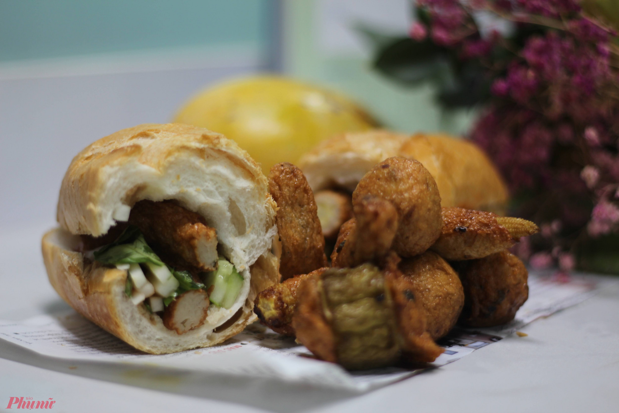 Bánh mì chả cá basa: Phi lê cá basa quết nhuyễn, trộn đều gia vị, chia thành những khối nhỏ, chiên chín. Khi có người gọi món, người bán xẻ đôi ổ bánh mì, cho chả cá, rau răm, ít tương ớt vào. Món ăn có vị thơm giòn của bánh mì, thơm béo, dai dai của chả cá, thơm cay của rau răm và tương ớt.
