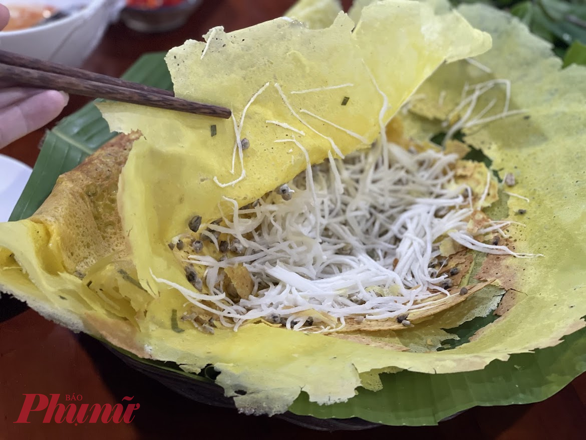 Bánh xèo miền Tây thường được đổ bằng chảo nên có kích thước vượt trội. 