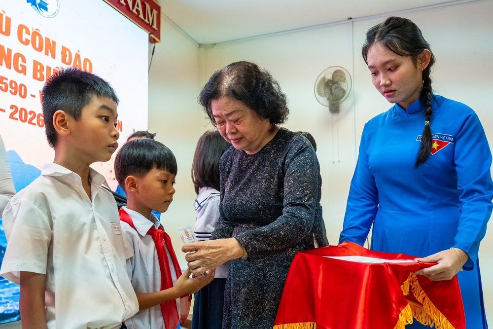 Bà Trương Mỹ Hoa - nguyên Bí thư Trung ương Đảng, nguyên Phó Chủ tịch nước, Chủ tịch Quỹ học bổng Vừ A Dính, Chủ nhiệm CLB “Vì Hoàng Sa - Trường Sa thân yêu trao học bổng cho học sinh Côn Đảo - Ảnh: Quỹ Khởi Sự Từ Tâm