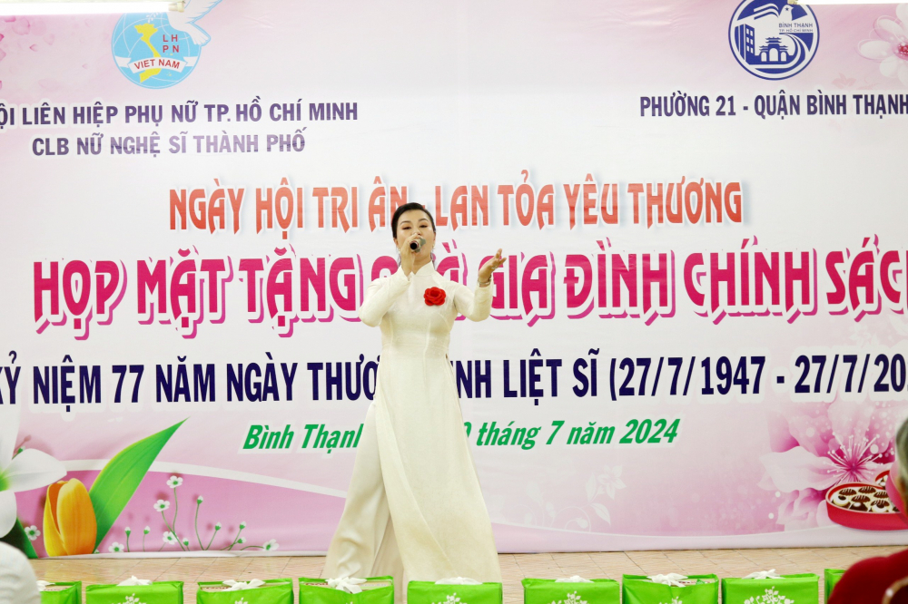 Ca sỹ Hương Giang trình bày ca khúc Vết chân tròn trên cát.