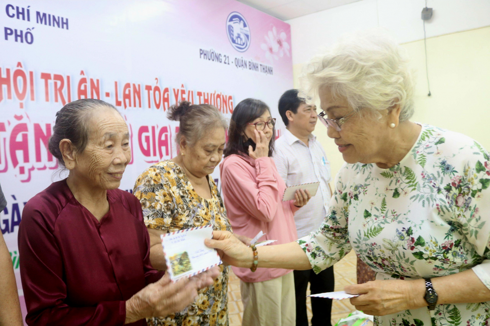 NSƯT Ca Lê Hồng trao những phần quà nghĩa tình của các nữ nghệ sỹ đến các cô chú thương binh, thân nhân liệt sỹ. 