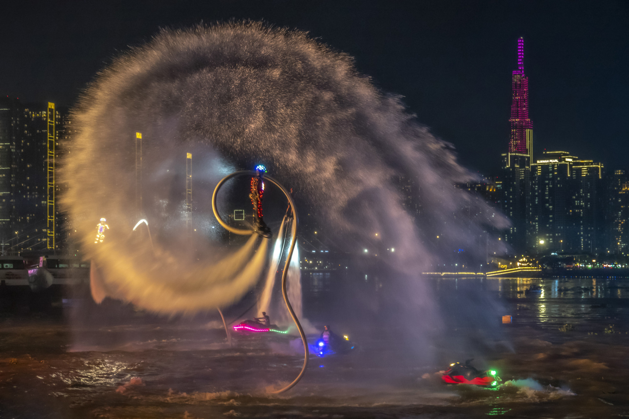 Tác phẩm Flyboard trong lễ hội sông nước của Nguyễn Tấn Nghĩa đạt huy chương bạc