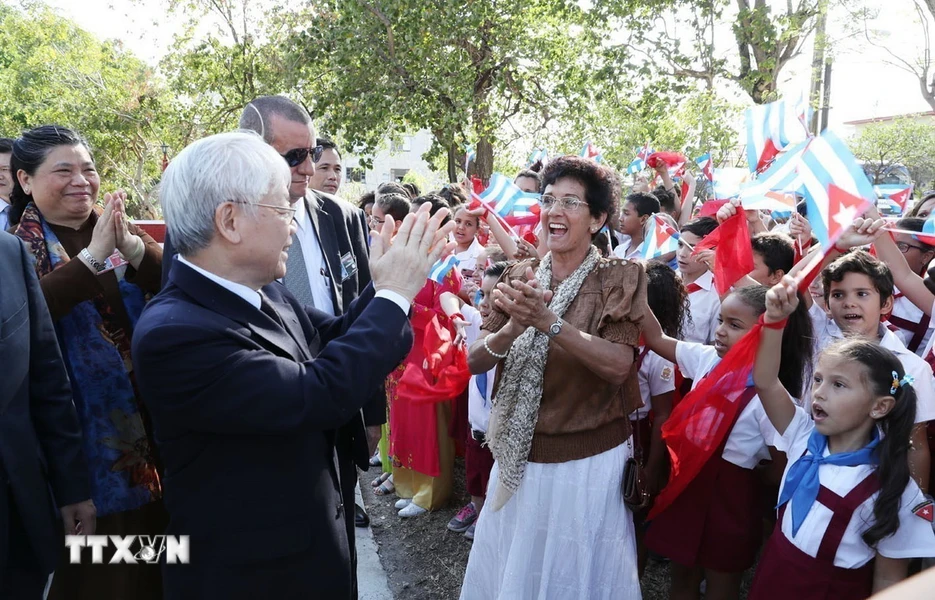 Tổng Bí thư Nguyễn Phú Trọng với nhân dân và học sinh Cuba tại Tượng đài Hồ Chí Minh ở Công viên Hòa Bình, Thủ đô La Habana, chiều 28/3/2018 - Ảnh: Trí Dũng/TTXVN