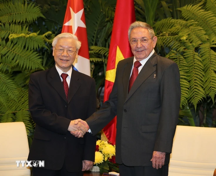 Đồng chí Raul Castro Ruz, Bí thư Thứ nhất Đảng Cộng sản Cuba, Chủ tịch HĐNN và HĐBT Cuba đón Tổng Bí thư Nguyễn Phú Trọng thăm Cuba (La Habana, chiều 29/3/2018). Ảnh: Trí Dũng/TTXVN