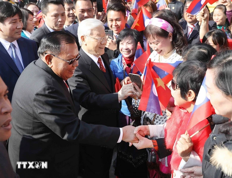 Tổng Bí thư Nguyễn Phú Trọng và Tổng Bí thư, Chủ tịch nước Lào Bounnhang Vorachith với nhân dân Thủ đô Hà Nội, sáng 19/12/2017 - Ảnh: Phương Hoa/TTXVN