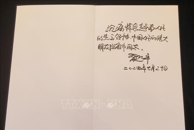 Tổng Bí thư, Chủ tịch Trung Quốc Tập Cận Bình ghi dòng chữ trong Sổ tang: Vô cùng thương tiếc đồng chí Nguyễn Phú Trọng, lãnh tụ kiệt xuất của nhân dân Việt Nam, người bạn vĩ đại của nhân dân Trung Quốc. Ảnh: Thành Dương/PV TTXVN tại Trung Quốc