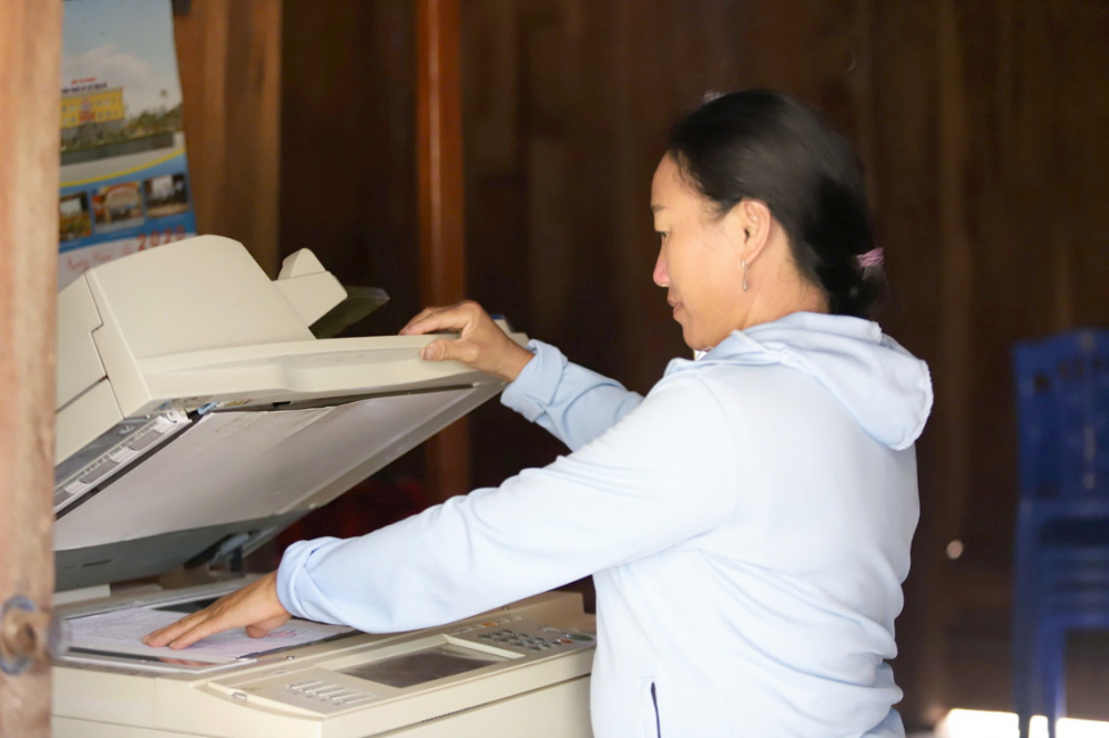 Chị Xồng Y Thò tự tin làm chủ tiệm photocopy sau khi học xóa mù chữ