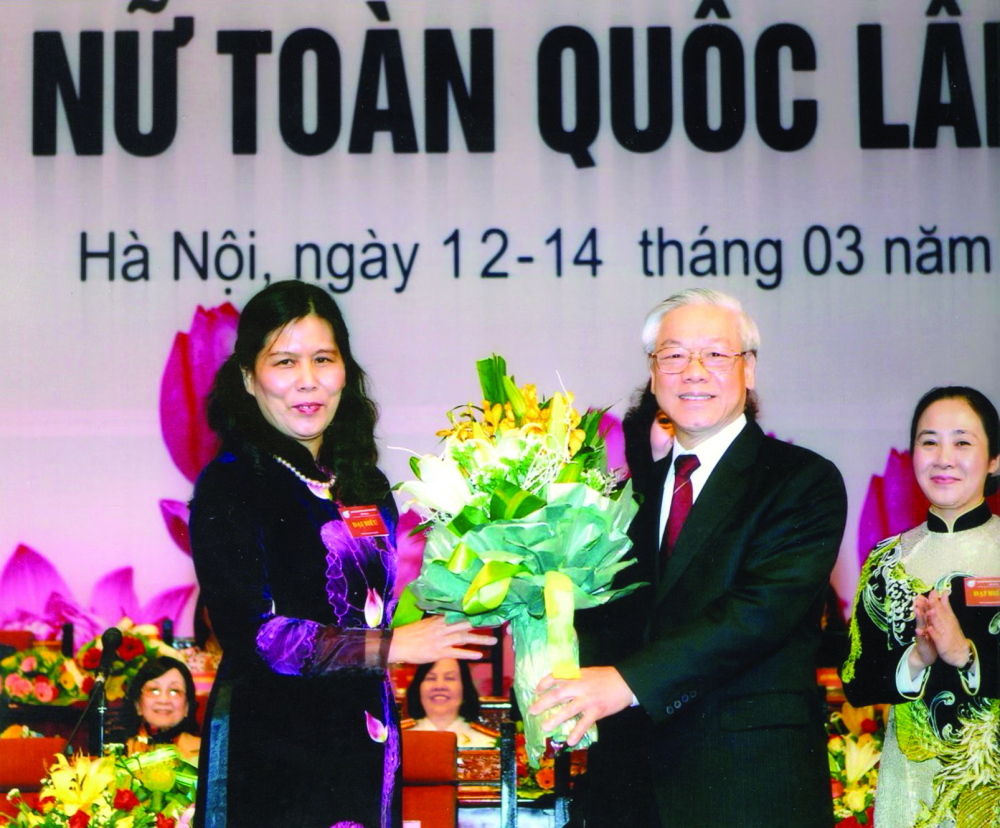 Bà Nguyễn Thị Thanh Hòa - Chủ tịch Hội LHPN Việt Nam nhiệm kỳ 2012-2017 - nhận hoa chúc mừng của Tổng bí thư Nguyễn Phú Trọng tại Đại hội Đại biểu phụ nữ toàn quốc lần thứ XI - ẢNH: T.H.