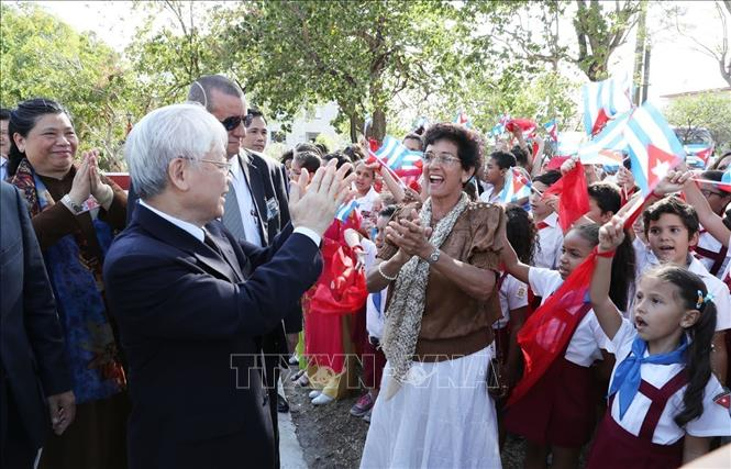 Tổng bBí thư Nguyễn Phú Trọng với nhân dân và học sinh Cuba tại Tượng đài Hồ Chí Minh ở Công viên Hòa Bình, thủ đô La Habana, chiều 28/3/2018 - Ảnh tư liệu: Trí Dũng/TTXVN