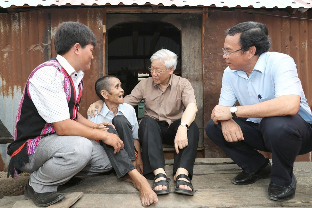 Tổng bí thư Nguyễn Phú Trọng thăm thương binh Đinh Phi, thuộc diện gia đình chính sách, có hoàn cảnh đặc biệt khó khăn ở làng Tung Ke 2, xã Ayun, huyện Chư Sê, tỉnh Gia Lai - Nguồn ảnh: Thông tấn xã Việt Nam