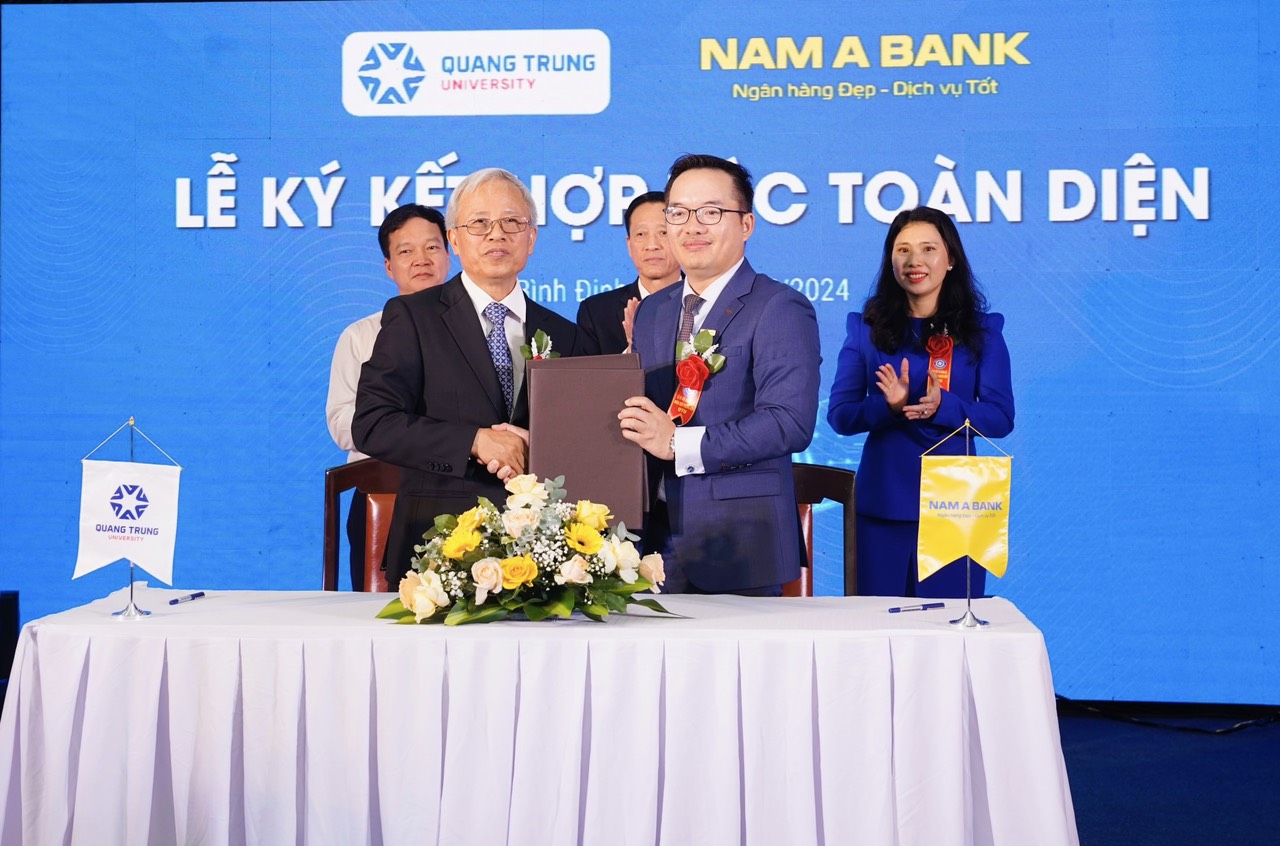 Đại diện Nam A Bank và Trường Đại học Quang Trung ký kết hợp tác - Ảnh: Nam A Bank