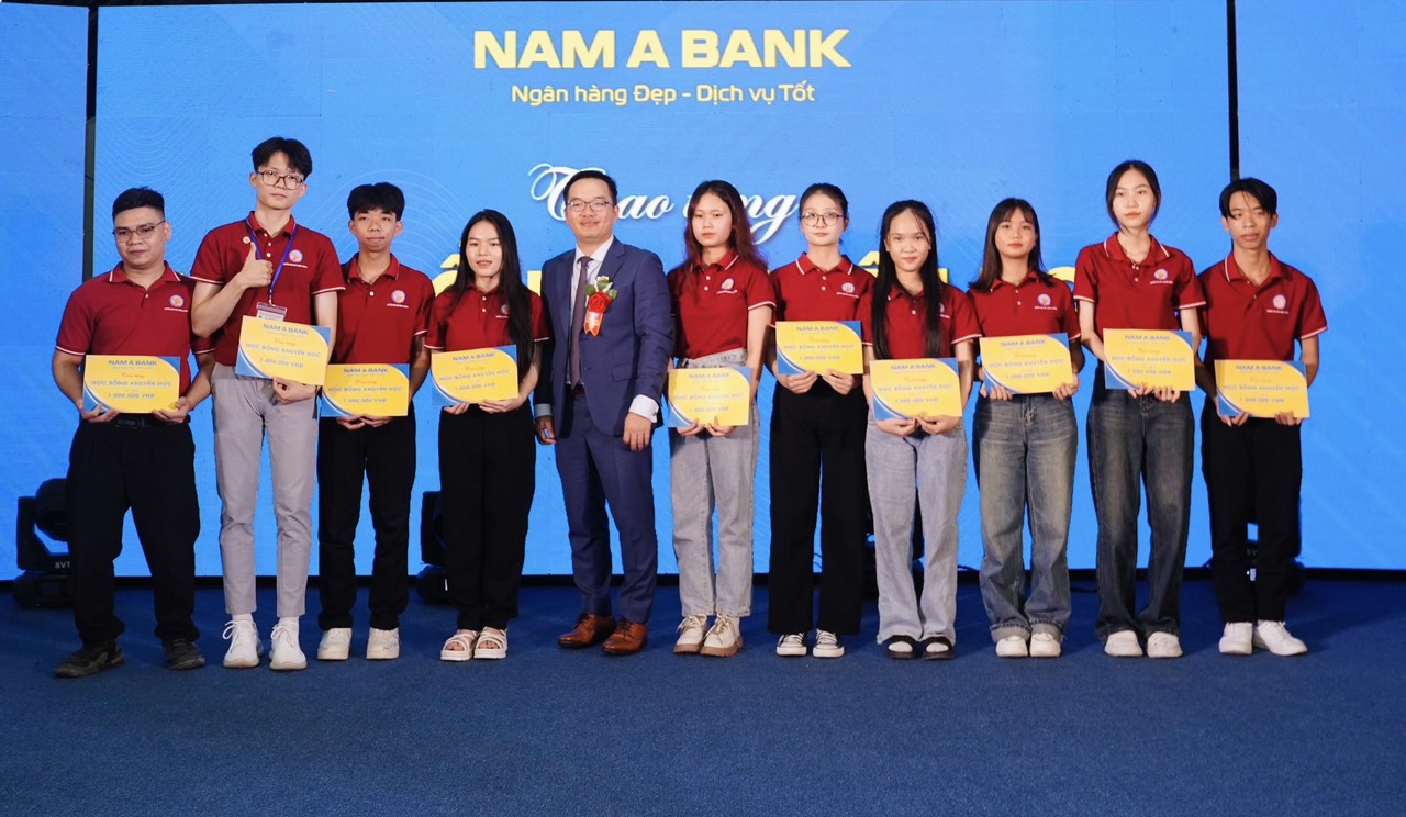 Nam A Bank đã trao học bổng cho sinh viên trường Đại học Quang Trung