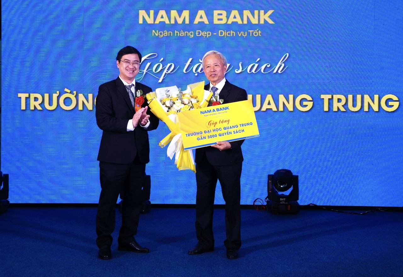 Đại diện Nam A Bank trao tặng gần 3.000 cuốn sách cho Đại học Quang Trung - Ảnh: Nam A Bank