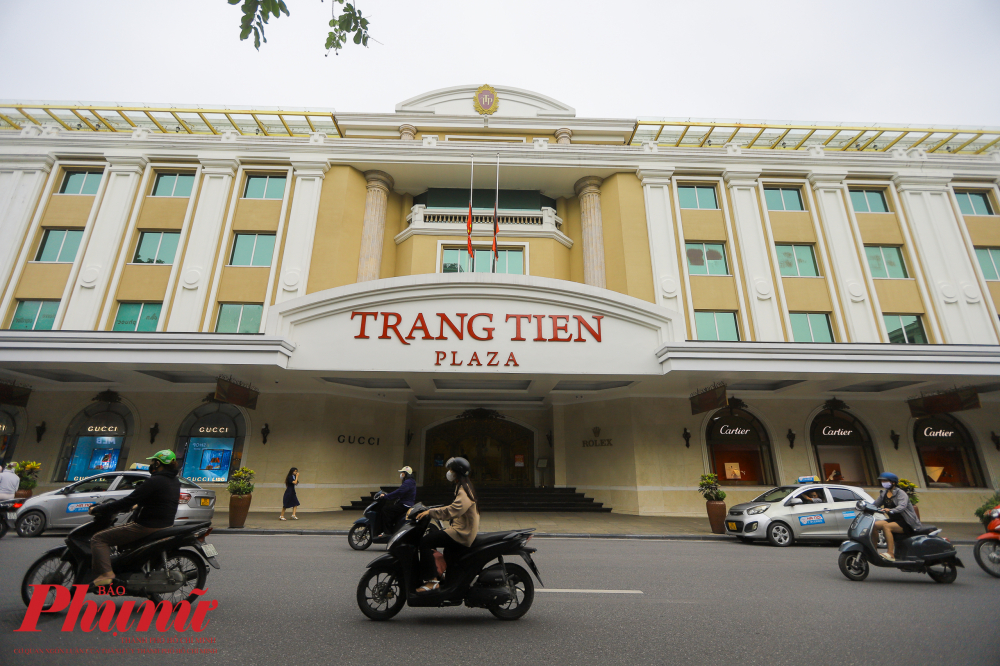 Trung tâm thương mại Tràng Tiền đã treo cờ rủ cùng dải lụa đen tại mặt tiền trên phố Hàng Bài.