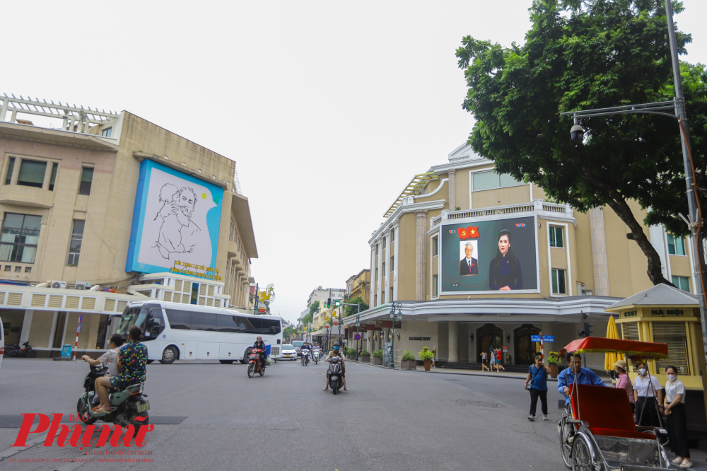 Trung tâm thương mại Tràng Tiền sử dụng màn Led tại 2 ngã tư Tràng Tiền - Hàng Khay - Hàng Bài và Hàng Bài - Hai Bà Trưng để chiếu bộ phim tư liệu về Tổng Bí thư Nguyễn Phú Trọng.