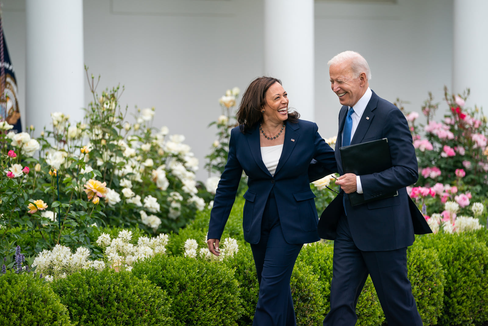 Với tư cách là người bạn đồng hành của Biden, bà cũng có khả năng sẽ thừa hưởng những phần quan trọng trong chiến dịch của ông, bao gồm một quỹ tài trợ lớn và hoạt động thực địa quy mô lớn. Trong ngày 21/7, quỹ vận động tranh cử của Biden đã được đổi tên thành Harris for President. Tính đến hết ngày 20/7, chiến dịch đã có gần 96 triệu USD tiền mặt.Và những nhà tài trợ đã từ bỏ Biden trong nỗ lực đẩy ông ra khỏi cuộc đua có thể bắt đầu lại các khoản đóng góp của họ cho chiến dịch tranh cử tổng thống do một ứng cử viên trẻ hơn lãnh đạo.