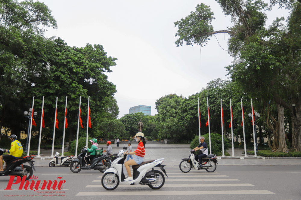 Những lá cờ Tổ quốc trên phố Đinh Tiên Hoàng đoạn trước quảng trường tượng đài Lý Thái Tổ cũng đã không tung bay như mọi ngày.