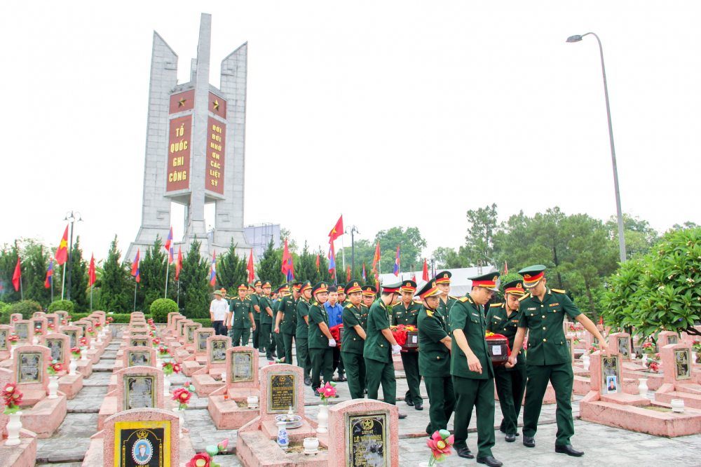 An táng 87 hài cốt liệt sĩ được quy tập  trong mùa khô 2023-2024 tại nghĩa trang liệt sĩ huyện Nghi Lộc, tỉnh Nghệ An - ẢNH: PHAN NGỌC