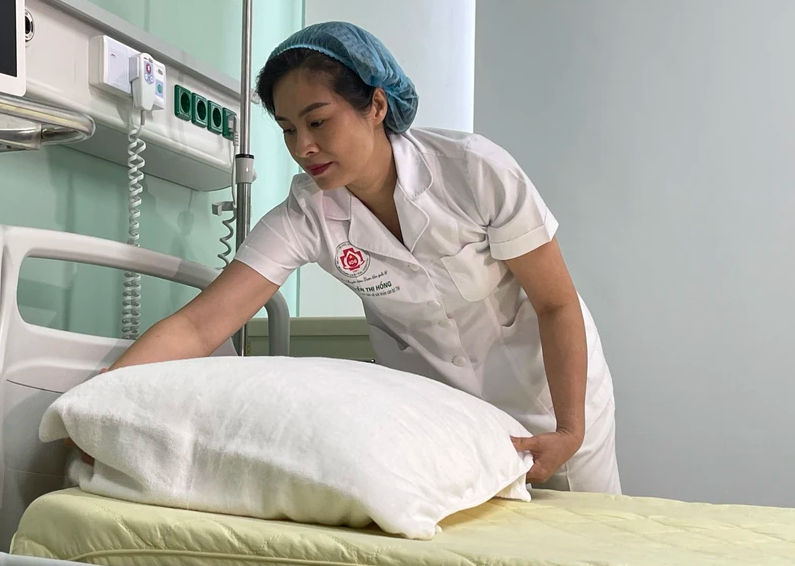 Thiếu tá, điều dưỡng viên Nguyễn Thị Hồng, Khoa Bảo vệ, chăm sóc sức khoẻ cán bộ Trung ương và công việc hàng ngày là chăm sóc Tổng Bí thư Nguyễn Phú Trọng. (Ảnh: PV/Vietnam+)