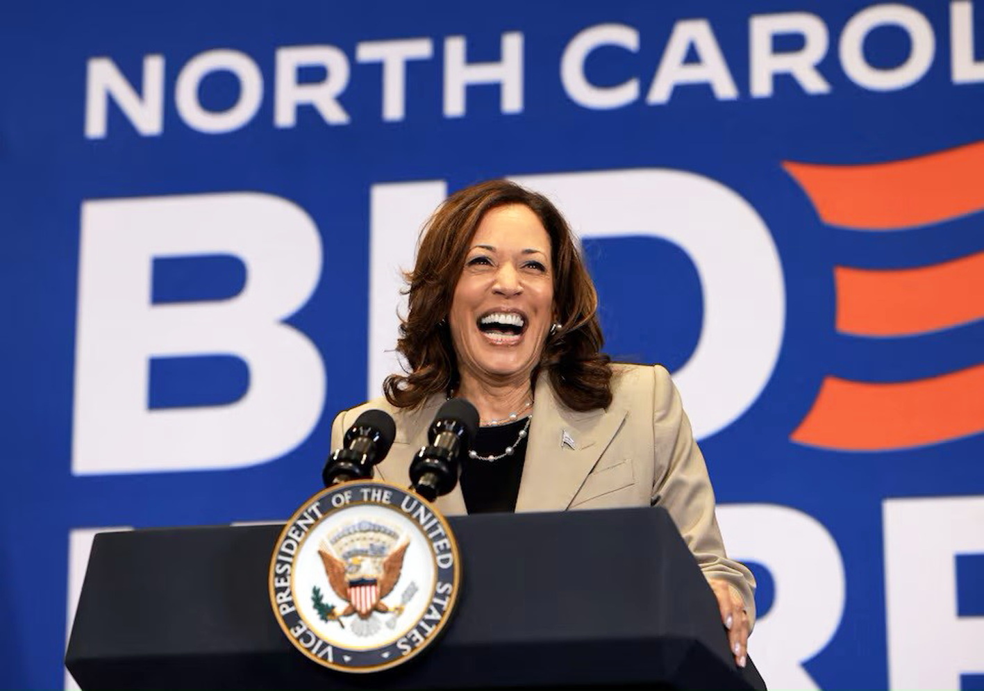 Phó tổng thống Mỹ Kamala Harris vận động tranh cử tại Trường trung học Westover ở bang Bắc Carolina vào ngày 18/7/2024 - ẢNH: KEVIN MOHATT (Reuters)