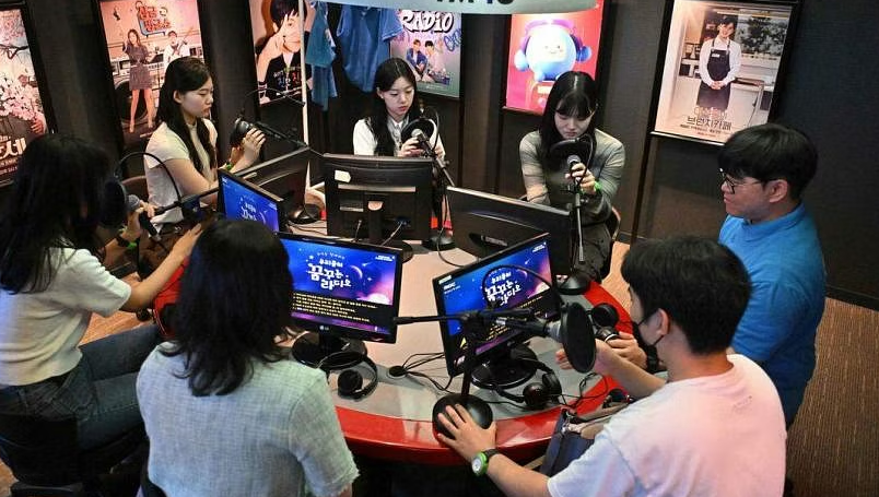đóng vai DJ phát thanh trong một phòng thu phát thanh giả tại KidZania, một công viên giải trí dành cho trẻ em, ở Seoul. ẢNH: AFP