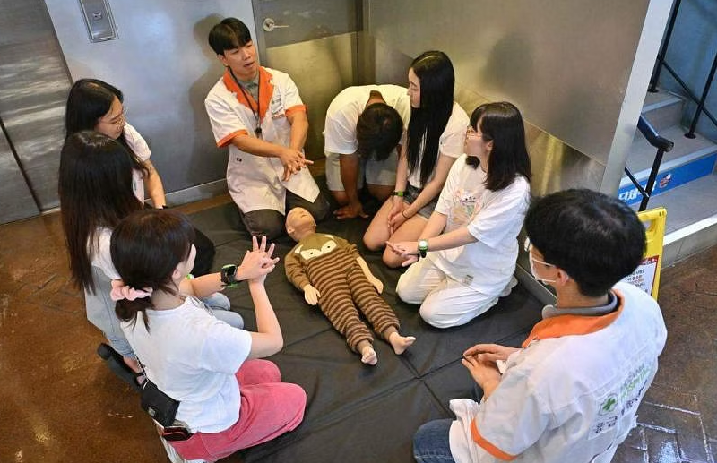 Du khách đóng vai nhân viên y tế khẩn cấp trong một sự kiện chỉ dành cho người lớn tại KidZania, Seoul, vào ngày 28 tháng 6 năm 2024. ẢNH: AFP