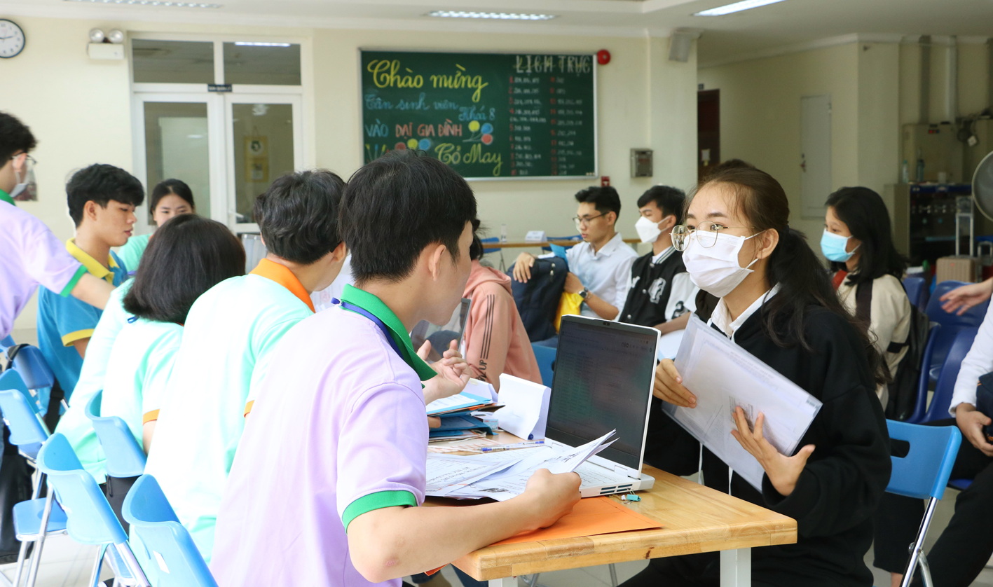 Các tân sinh viên đăng ký lưu trú miễn phí tại ký túc xá Cỏ May năm học 2023-2024