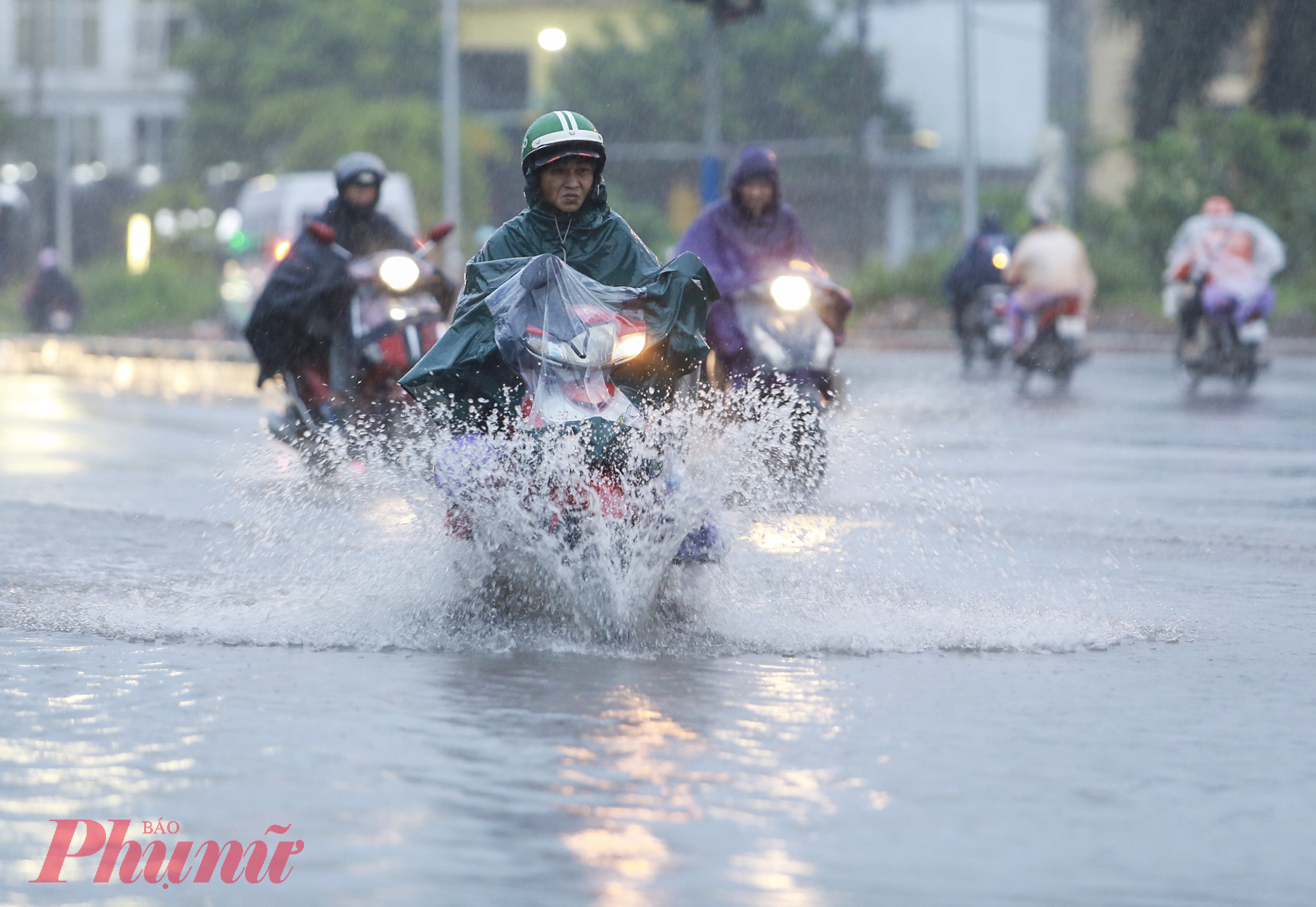 Ô tô, xe máy cố gắng băng qua làn nước ngập đến nửa bánh xe để di chuyển.