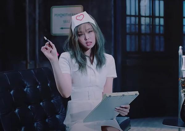Trang phục biểu diễn gây tranh cãi vì gợi hình ảnh y tá một cách không phù hợp của nữ ca sĩ Jennie, thành viên nhóm BLACKPINK - Ảnh: 