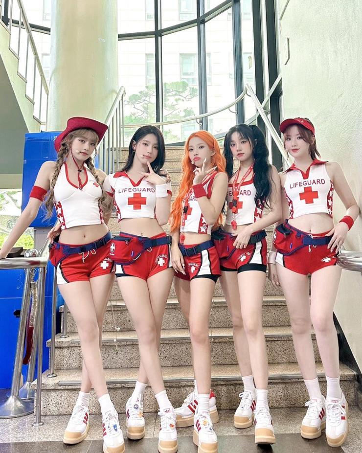 Bộ trang phục biểu diễn của nhóm nhạc nữ K-pop (G) I-DLE bị chỉ trích nặng nề - Ảnh: OFFICIAL_G_I_DLE/INSTAGRAM