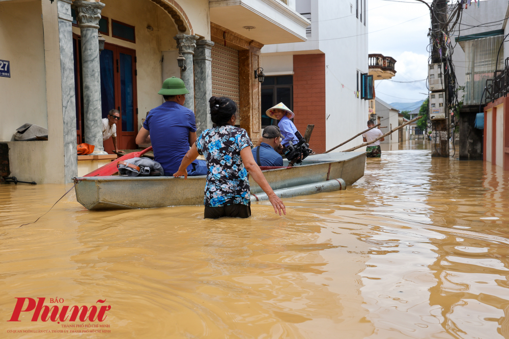 Nước dân cao khắp ngả đường, người dân phải dùng tới thuyền ghe để di chuyển trong thôn xóm.