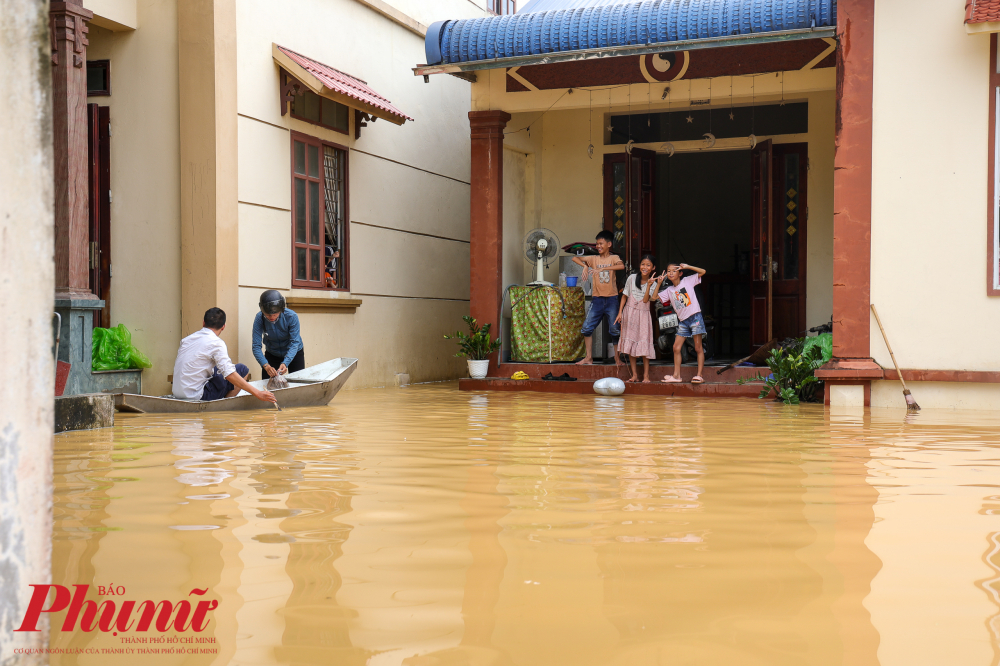 Mực nước sông Bùi tăng từ 5,53 m (7 giờ ngày 22/7) lên 6,89 m (mức báo động 3 là 7 m).