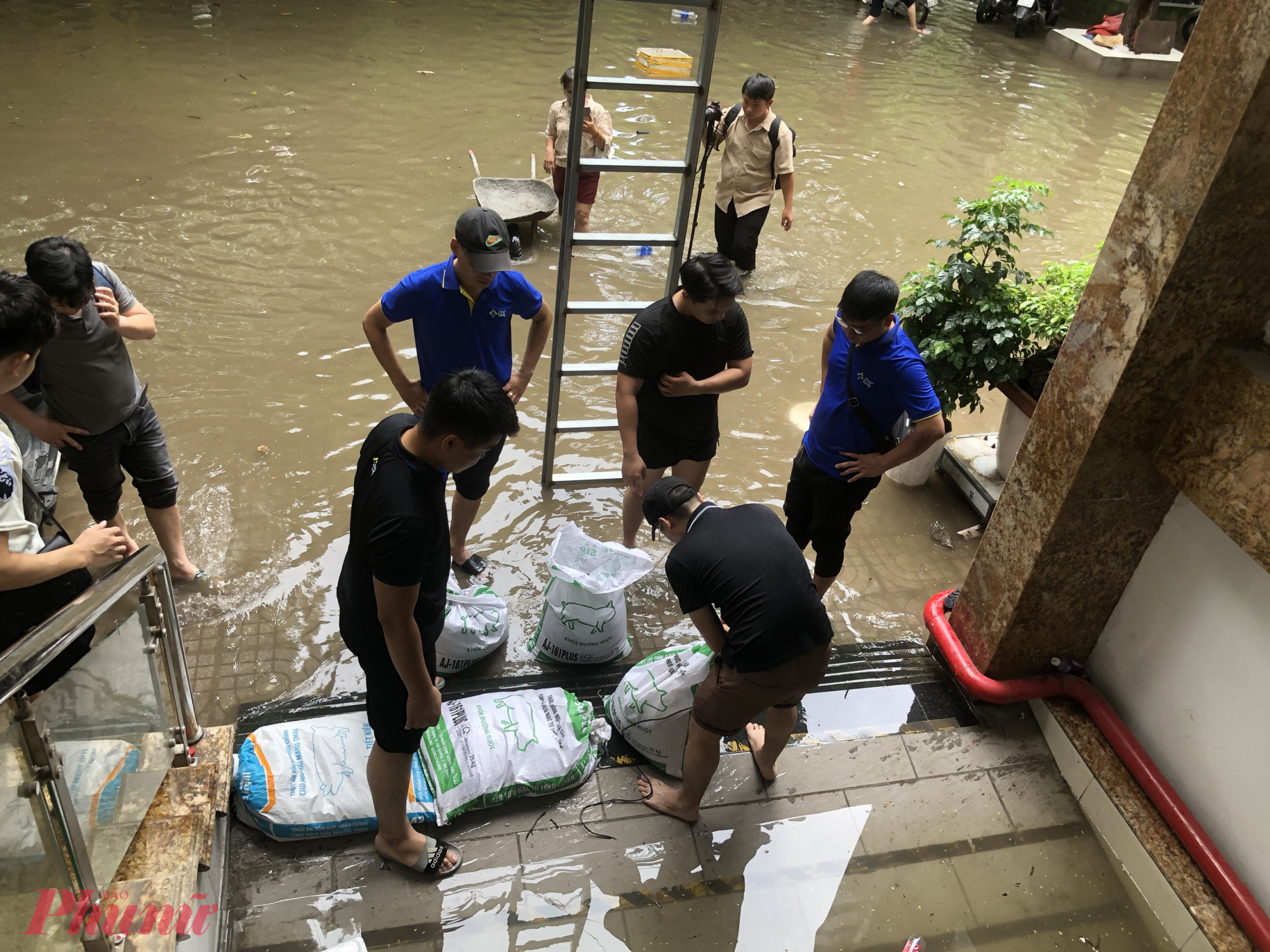 Người dân sinh sống tại đây cũng cho biết thêm, chưa bao giờ gặp phải tình huống ngập sâu như hôm nay, bên vận hành tòa nhà đang đi thuê đơn vị hút nước trong hầm ra bên ngoài.