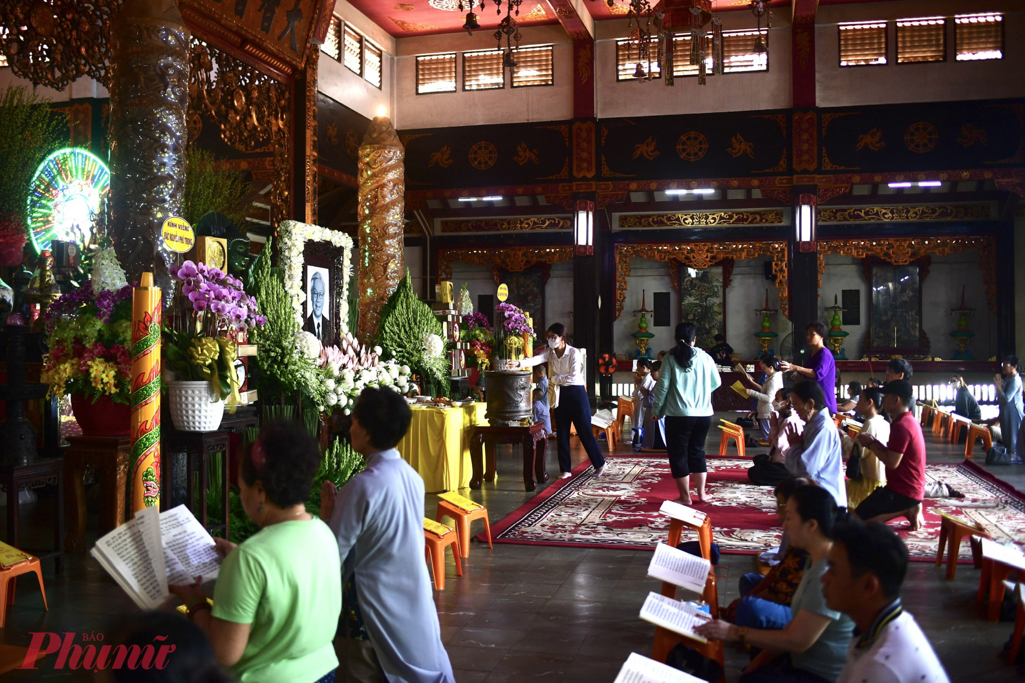 Hàng chục phật tử, người dân tham gia lễ cầu siêu tại chùa Vĩnh Nghiêm.